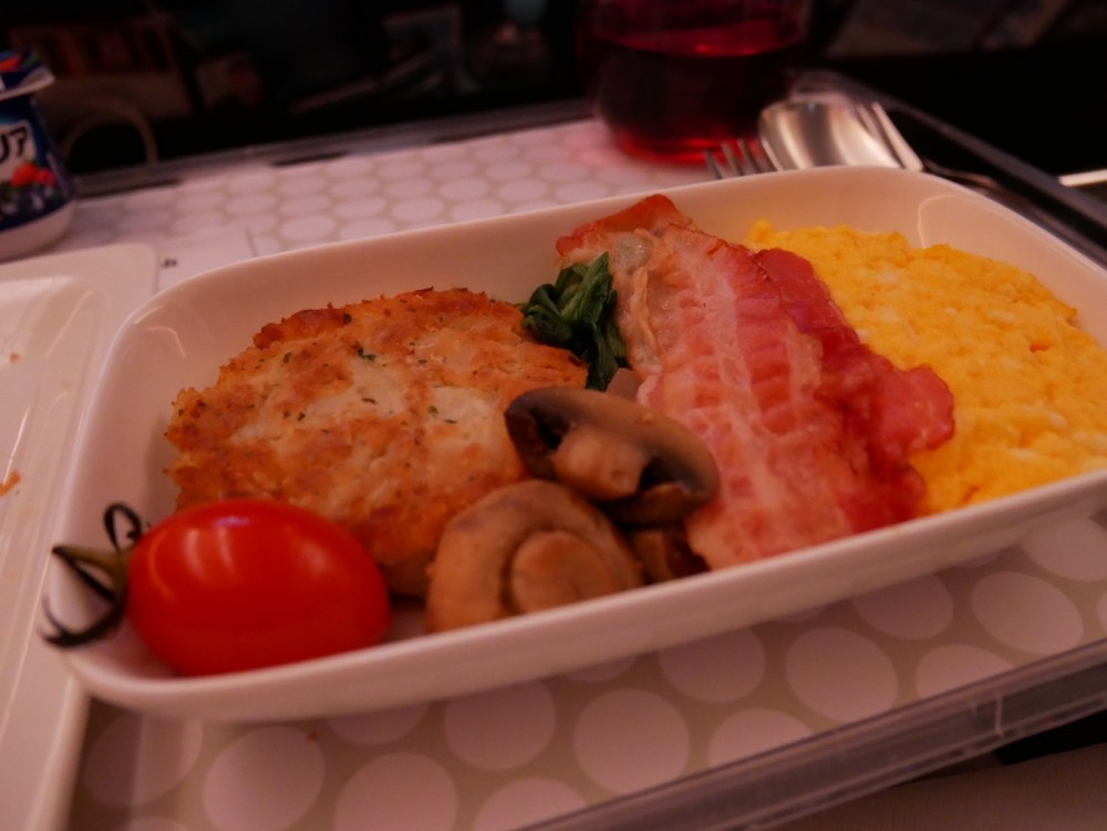 ニュージーランド航空プレミアムエコノミー 機内食（朝食）スクランブルエッグとハッシュドポテト